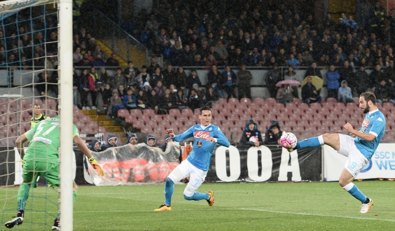 Doblete de Higuaín Nápoles 2-1 Atalanta: Doblete de Higuaín mantiene al Nápoles en el segundo lugar de la Serie A