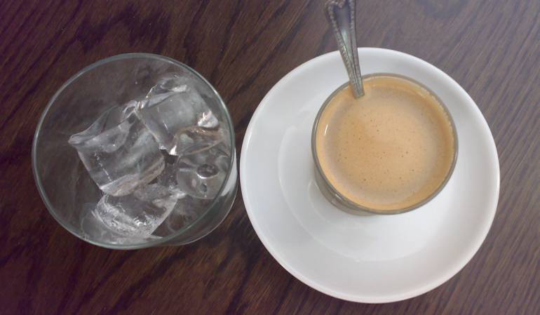 Demanda a cadena de café por usar mucho hielo en las bebidas: Demandan a Starbucks en EE.UU. por poner "demasiado" hielo en sus bebidas