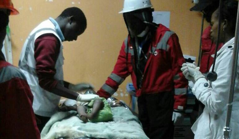 Rescatan a un bebé tras 80 horas bajo los escombros en Nairobi