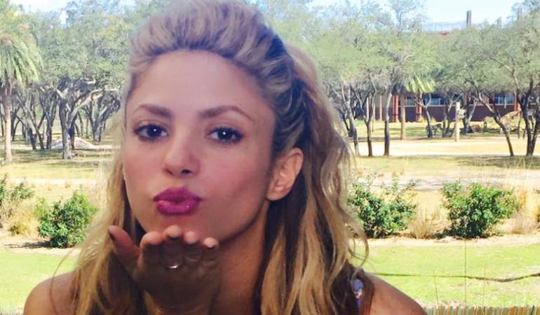 Shakira diseña pañuelo para ‘Baby pelones’, dedicado a los niños con cáncer