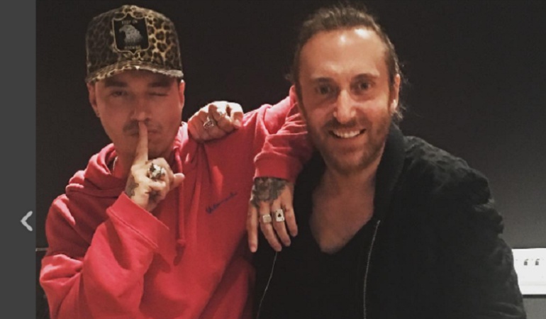J Balvin tendrá a David Guetta en su próximo disco con Pharrell Williams: J Balvin le enseña a David Guetta a saludar a lo colombiano