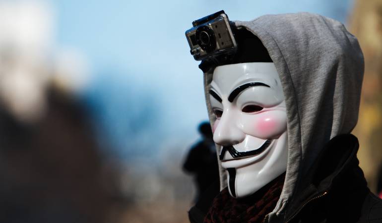 Anonymous apunta a otras instituciones tras atacar al Banco Central de Grecia