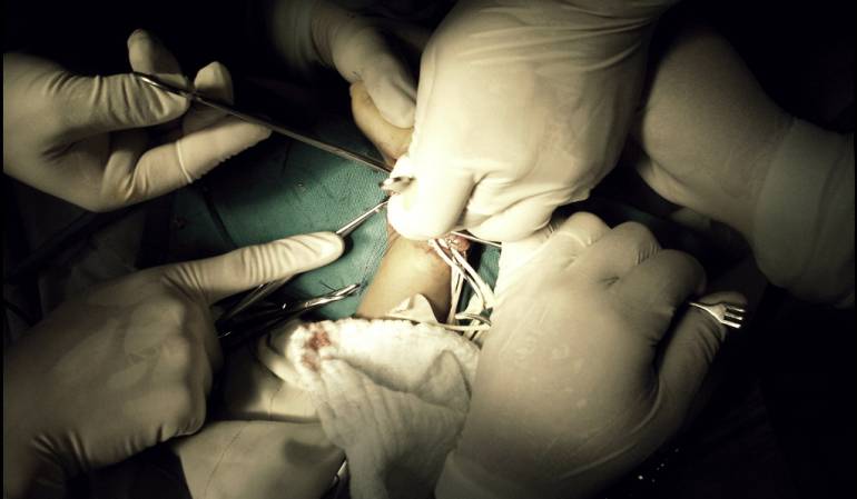 Prototipo de robot cirujano opera con más precisión que médicos reales