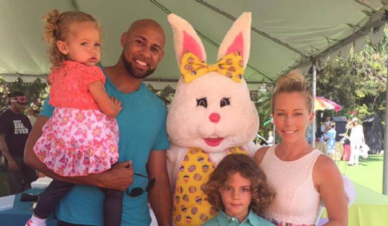 Conejita Playboy muestra su abdomen: La particular fotografía con la que Kendra Wilkinson celebró el Día de las Madres