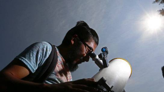 El fenómeno debía verse con telescopios provistos de filtros solares. El fenómeno debía verse con telescopios provistos de filtros solares.