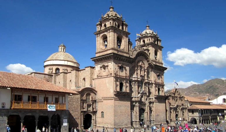 Grafitis en muros históricos: Investigan a colombiano por pintar grafitis en muros históricos de Cuzco, Perú