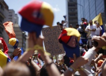 Oposición venezolana presentará ruta para presionar revocatorio de Maduro