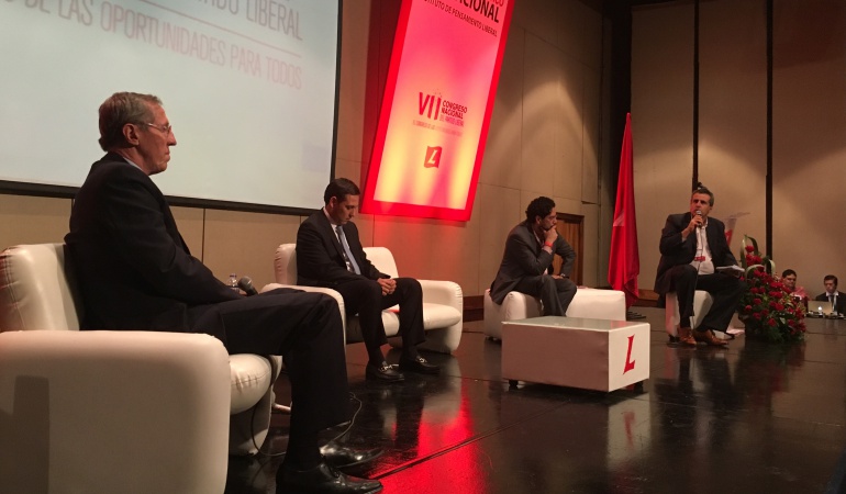 Cumbre del Partido Liberal: Si perdemos el plebiscito 'nos jodimos': Navarro en cumbre liberal