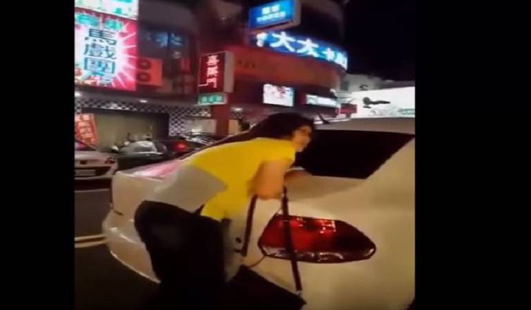 Mujer se agarra de su carro para no dejar que se lo lleven: Mujer se aferra a su auto para evitar que sea llevado por la grúa