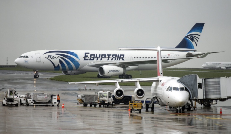 Accidente avión Egipto: Encuentran restos del avión siniestrado