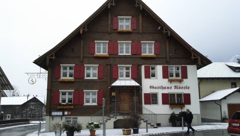 Tres muertos y 11 heridos en un tiroteo en un concierto en Austria