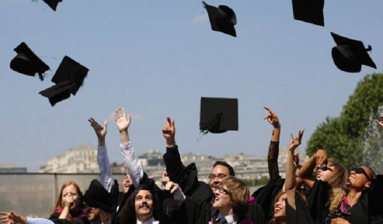 Universidad y birretes: La universidad que no quiere que sus estudiantes se gradúen lanzando sus birretes al aire
