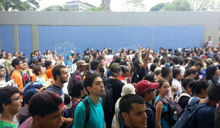 Crisis Venezuela: estudiantes universitarios: Estudiantes marchan en Caracas por "crisis universitaria"