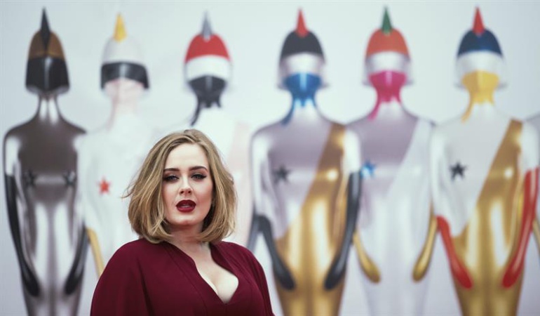 Adele regaña a fan por grabarla y no verla durante concierto: Adele regaña a una espectadora por grabarla en vez de verla