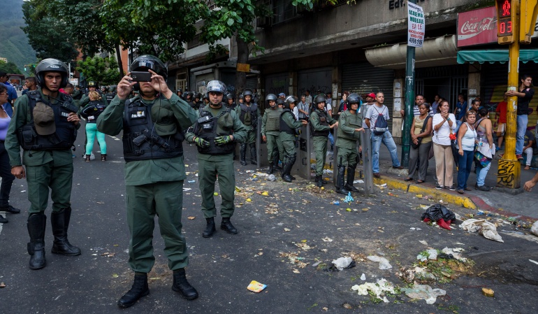Agreden a periodistas durante protesta en Venezuela: Periodistas denuncian robos y agresiones en medio de protestas en Venezuela