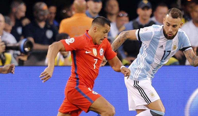 Alexis celebra la Copa América con una foto de instagram desde el camerino: Alexis Sánchez celebra ligero de ropa su balón de oro y la Copa América