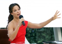 Estefanía Borge defiende la feminidad con una figura muy 'fit'