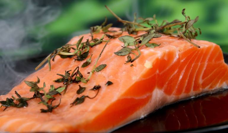 Salmón color del pescado: ¿Por qué el salmón de criadero es de color rosado?