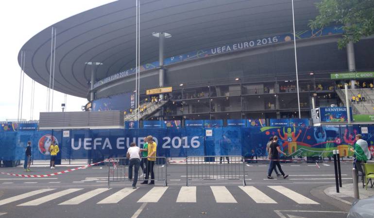 La policía hace una explosión controlada cerca del Stade de France