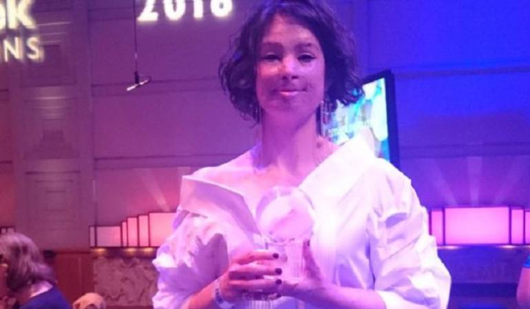 Natalia Ponce de León con el premio Outlook Inspirations