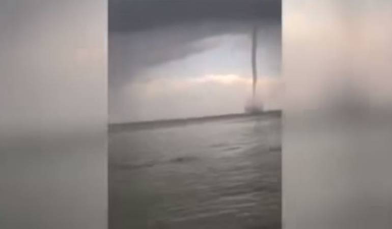 Trombas marinas en Cuba: Poderosas trombas marinas causan destrozos en una playa de Cuba