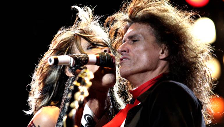 El guitarrista de Aerosmith, hospitalizado tras caerse en un concierto