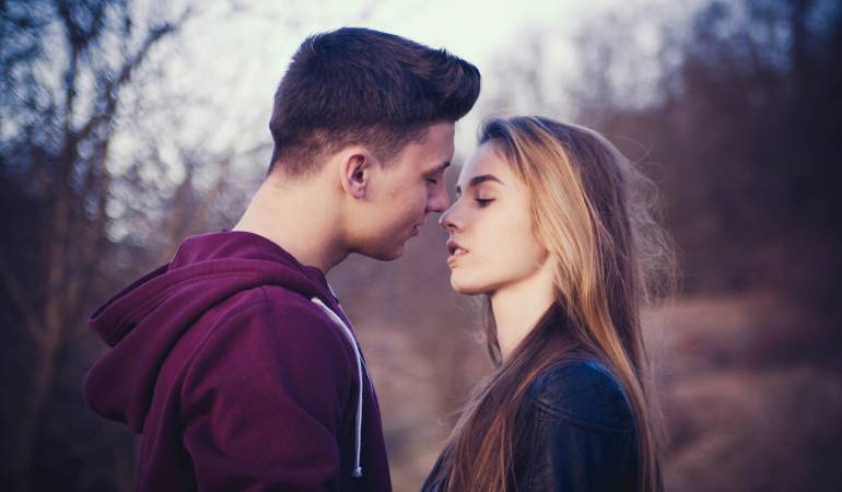 Cerramos los ojos cuando nos besamos: La razón por la que cerramos los ojos cuando nos besamos