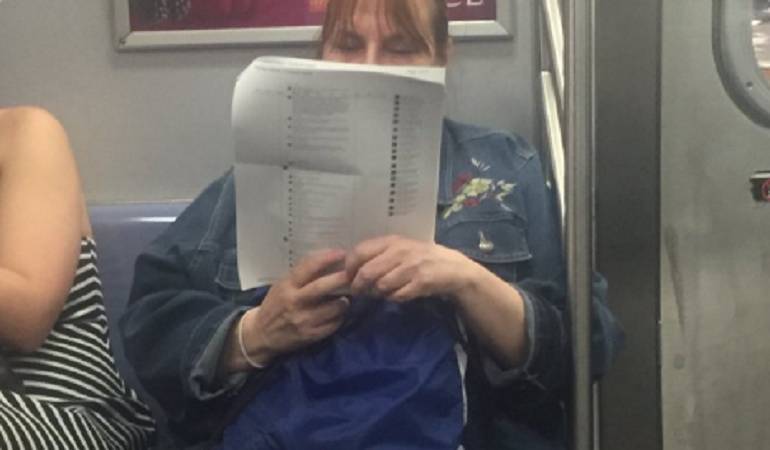 Mujer imprime comentarios de Facebook: Mujer imprime 15 hojas de comentarios de Facebook para leerlos en el metro