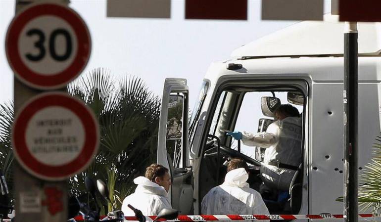 Atentado Francia: Hollande y Valls llegan a Niza para visitar a las víctimas de la masacre