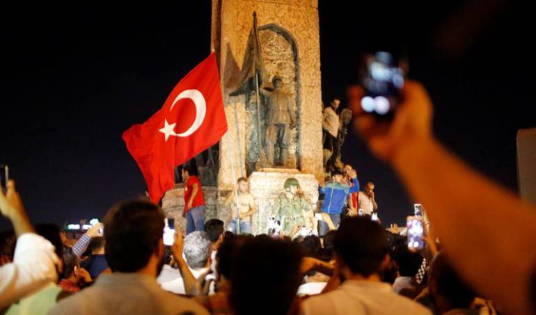 Presidente de Turquía llegó al aeropuerto internacional de Estambul