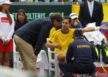 Santiago Giraldo se retiró en el segundo set y Chile se queda con la serie