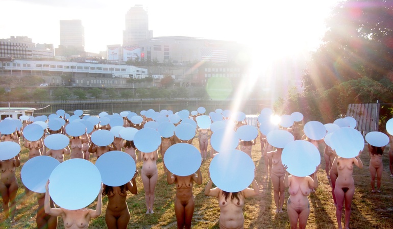 Spencer Tunick desnuda a 100 mujeres para protestar contra Donald Trump y el Partido Republicano: 100 mujeres protestan desnudas contra Donald Trump y los republicanos