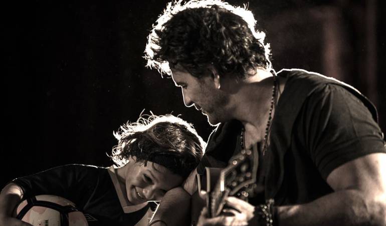 Nuevo video de Ricardo Arjona: Ricardo Arjona muestra su amor paternal en el vídeo "Nada es como tú"