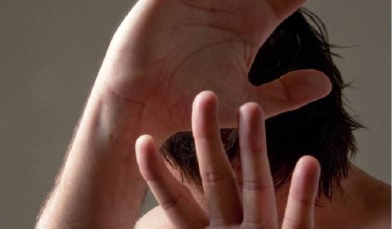 "Suelta el cuchillo": el fenómeno oculto de los hombres maltratados por sus compañeras