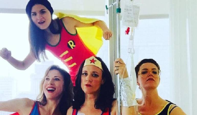 Sesiones de quimioterapia en fiestas: Karen Walsh, la actriz que convierte sus sesiones de quimioterapia en fiestas de disfraces