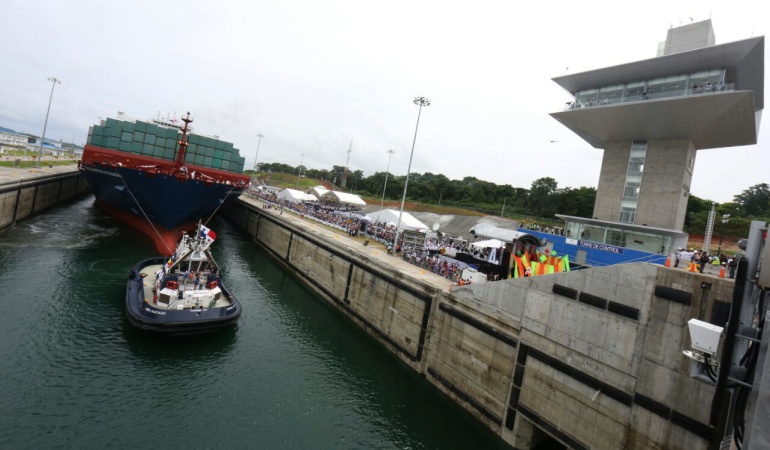 Choque en canal de Panamá: Barco chino choca con las paredes del recién ampliado Canal de Panamá