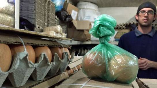 En un país donde lo normal era comprar los huevos por cartón (dos docenas) se ha vuelto usual comprar por unidad. En un país donde lo normal era comprar los huevos por cartón (dos docenas) se ha vuelto usual comprar por unidad.