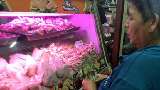 La señora se debate entre si comprar o no pollo. O simplemente comprar patas de pollo para una sopa. Porque no le alcanza. La señora se debate entre si comprar o no pollo. O simplemente comprar patas de pollo para una sopa. Porque no le alcanza.