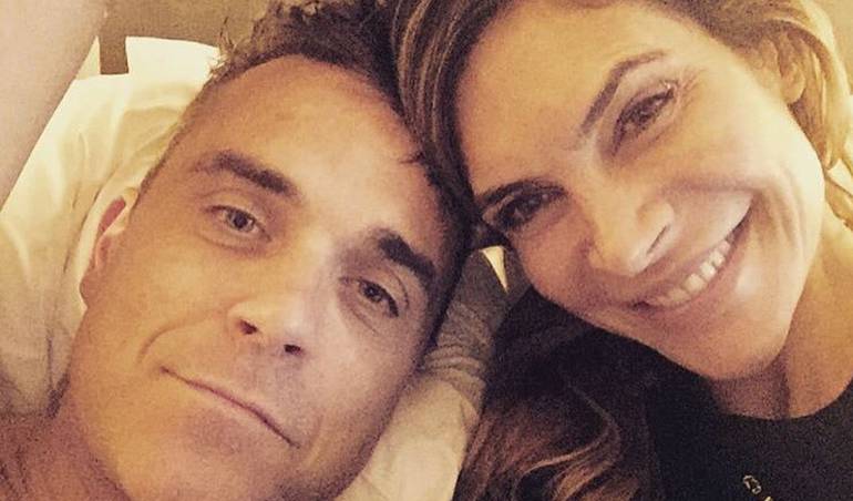 En video Robbie Williams le canta desnudo a su esposa: Esposa de Robbie Williams comparte sensual video del artista cantando desnudo