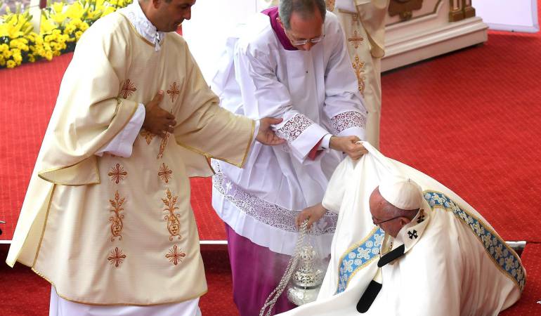 Papa Francisco cae en Polonia