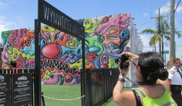 Uno de los mayores atractivos del barrio son las "Wynwood Walls", un lugar a la intemperie que concentra la mayoría de murales urbanos que los turistas quieren ver.