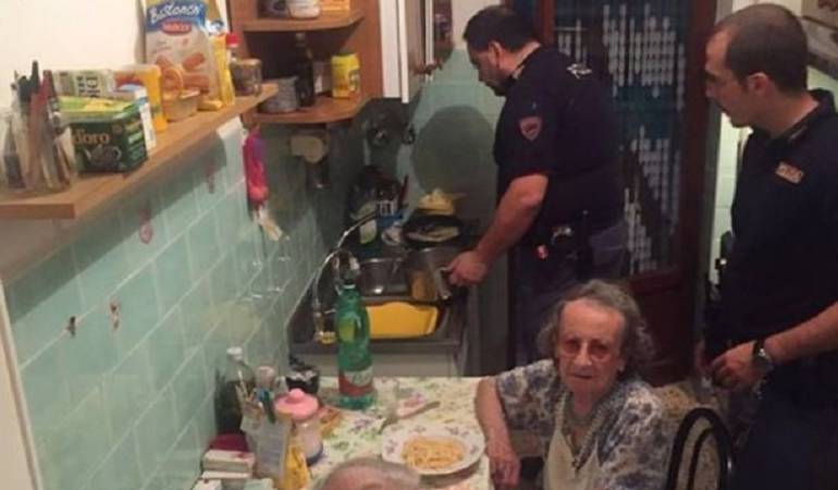 La conmovedora historia de dos ancianos italianos a los que agentes de policía les cocinaron un plato de pasta