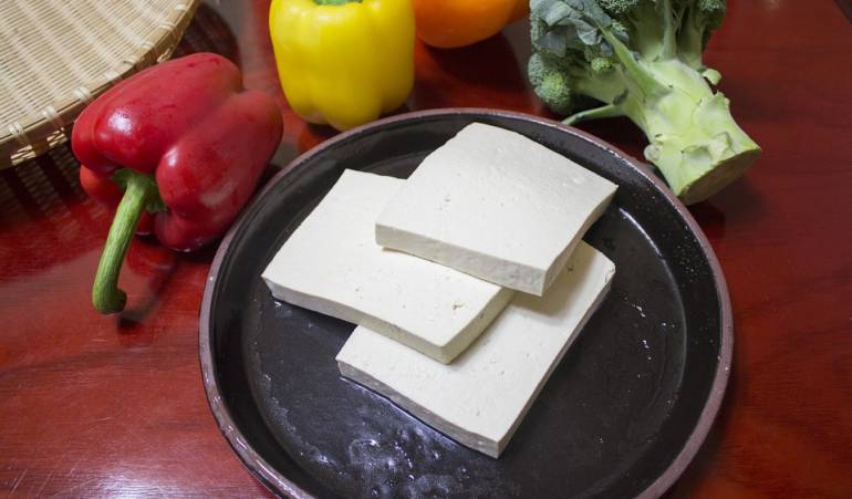 Consumir tofu trae beneficios saludables al cuerpo.: Beneficios que trae comer tofu