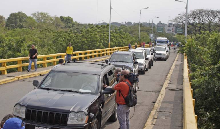 Polémica por propuesta de dejar en manos de notarías matrículas y traspasos de vehículos