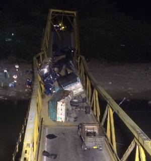 Colapso de Puente: Colapsó puente El Charte en Casanare Colapso de Puente: Colapsó puente El Charte en Casanare