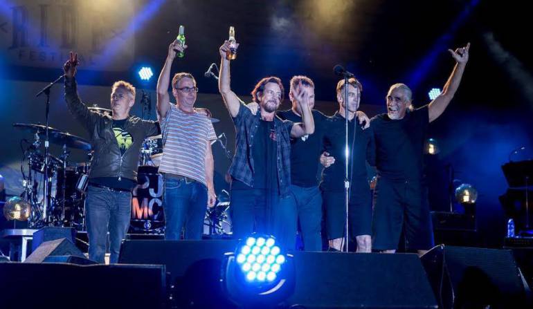 Caso de maltrato a mujer en concierto de Pearl Jam: Pearl Jam detiene concierto en Chicago por un caso de maltrato de género