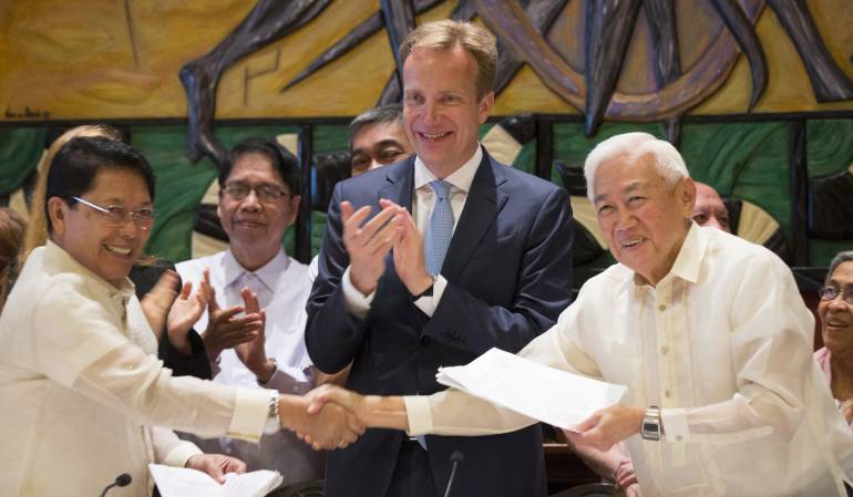 El representante del gobierno Filipino, Jesús Dureza (i), el ministro noruego de Exteriores, Boerge Brende (c), y el presidente del Frente Democrático Nacional de Filipinas (NDFP), Luis Jalandoni (d), asisten a las negociaciones celebradas en Oslo.