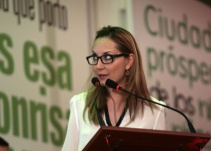 Natalia Springer a responder por irregularidades en contratos de vivienda gratuita