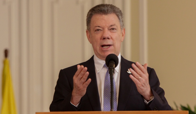 “No se dejen meter miedo por hacer campaña al plebiscito”: Santos a funcionarios