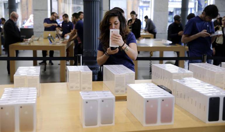 Ventas iPhone 7: Tiendas Apple no dan abasto y centenares de personas hacen fila para comprar el iPhone 7